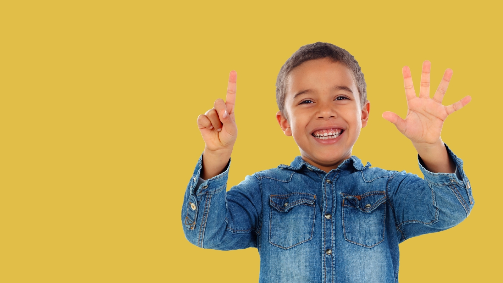 jongen steekt vingers op geel held
