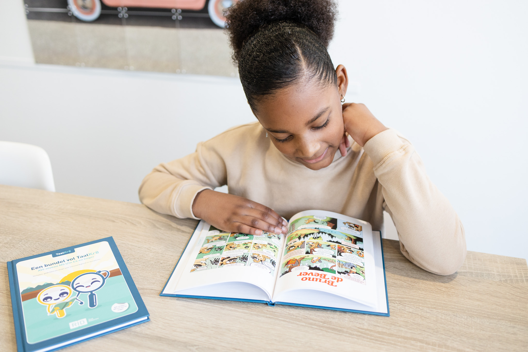 Meisje leest uit bundel vol taalkr8