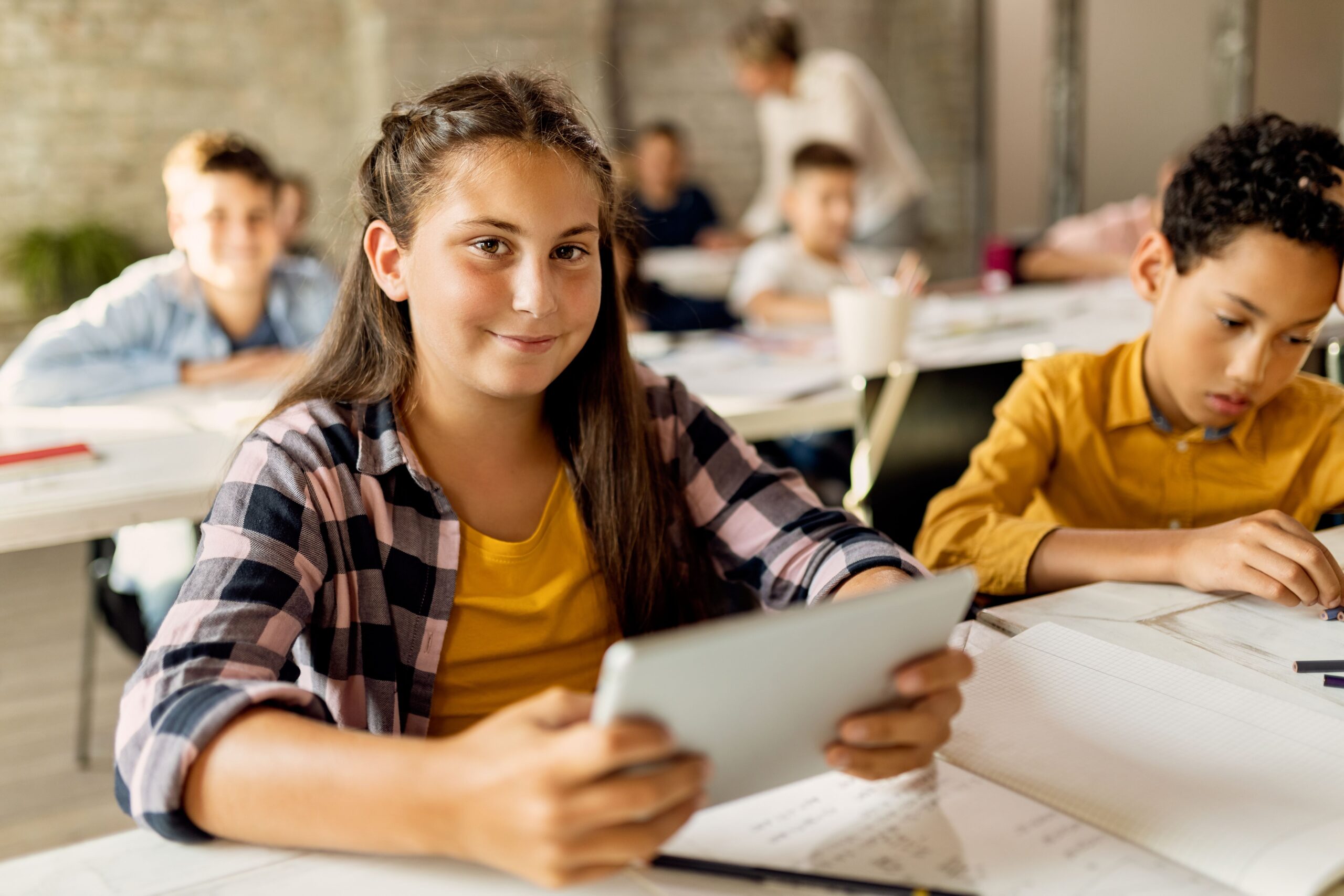 Meisje oefent met tablet in klas