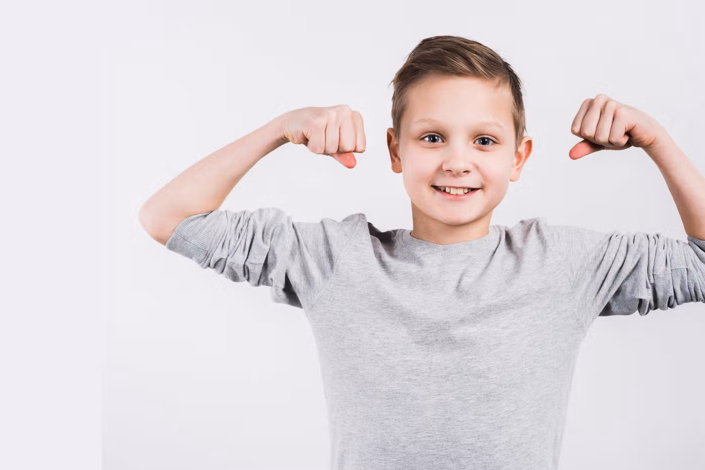 jongen toont spierballen