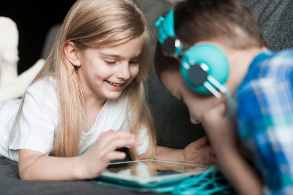 kinderen met tablet