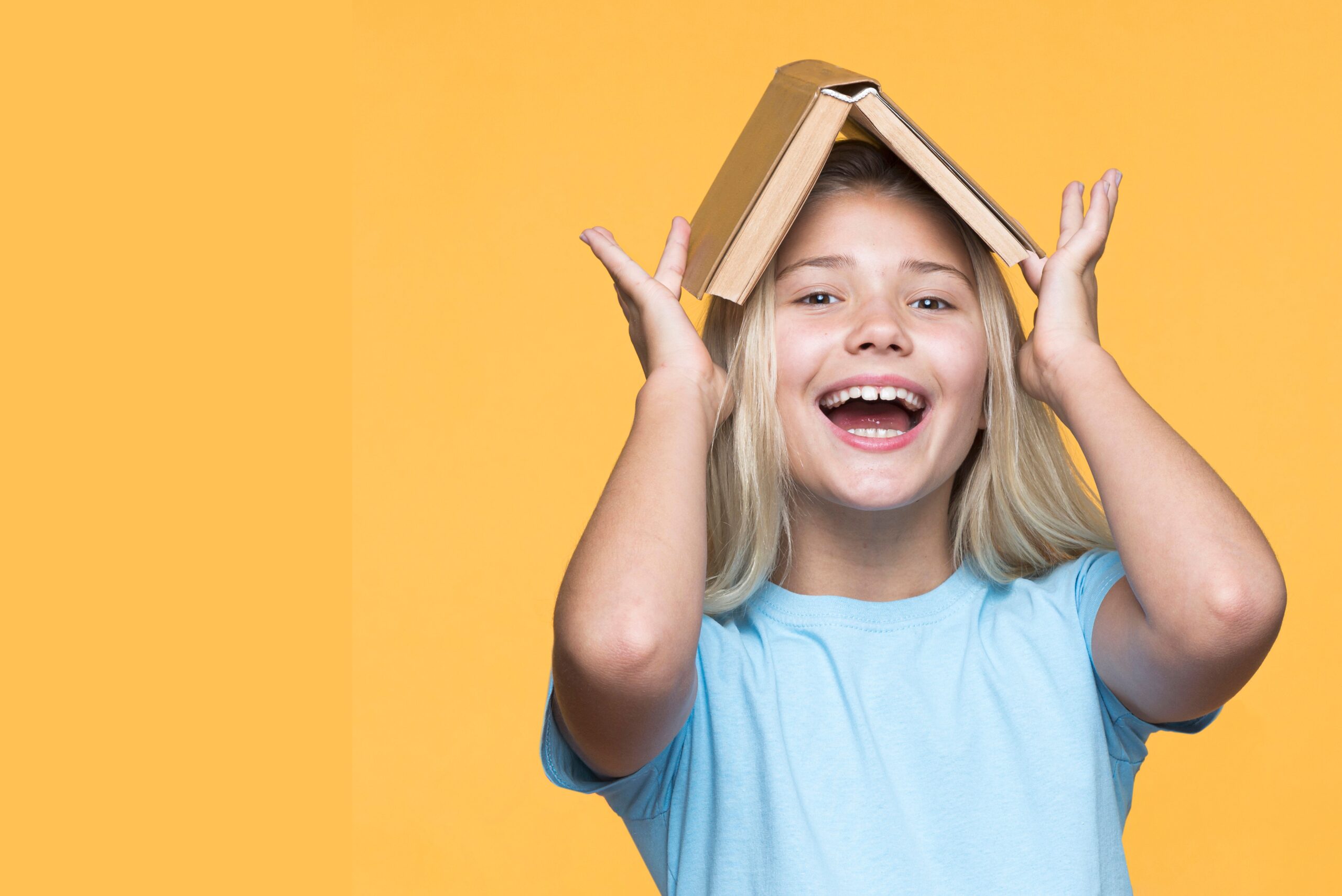meisje met boek op hoofd geel
