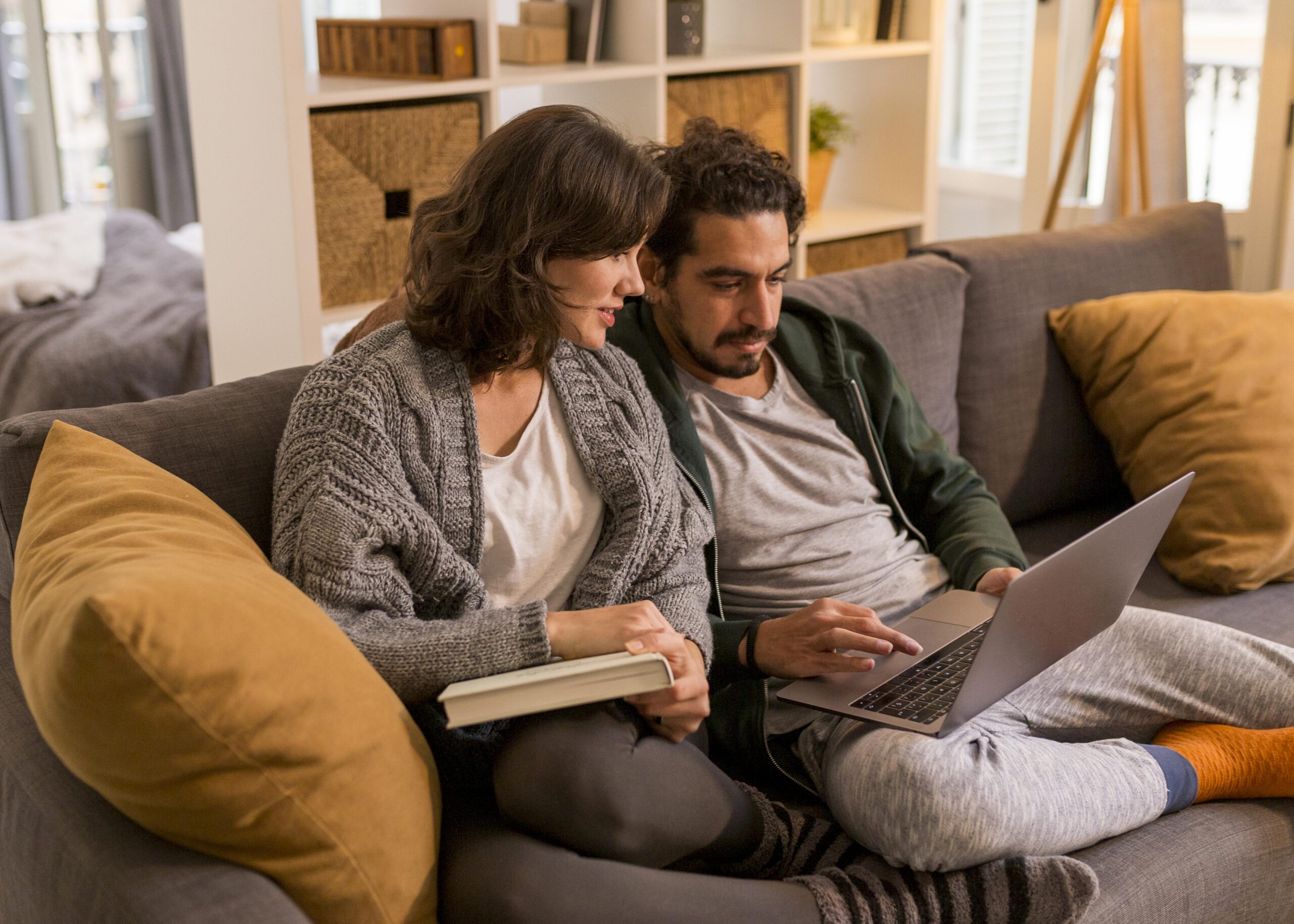 Ouders bekijken samen een webinar van RID op de bank